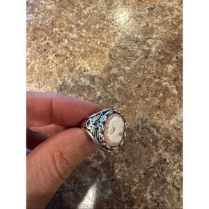 Woman’s cameo ring size 6 with jewelry storage bag